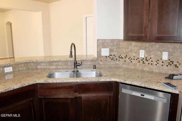 853 BLUE PARK Avenue, Santa Teresa, NM 88008