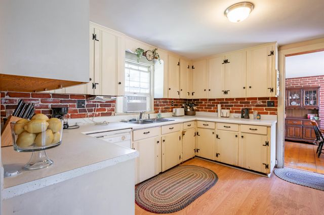 6 Exeter Road, Kingston, NH 03848