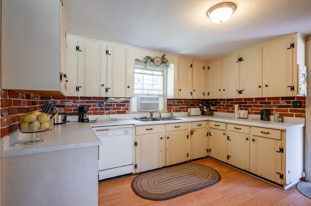 6 Exeter Road, Kingston, NH 03848