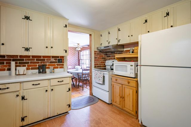 6 Exeter Road, Kingston, NH 03848
