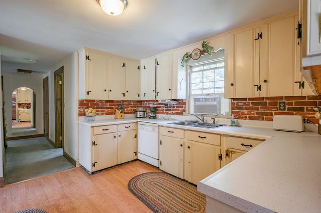 6 Exeter Road, Kingston, NH 03848