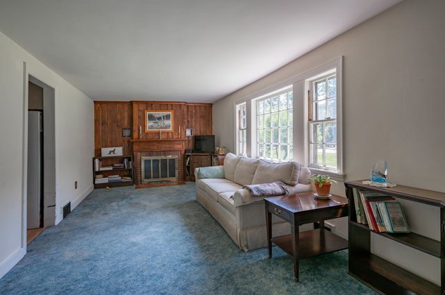 6 Exeter Road, Kingston, NH 03848