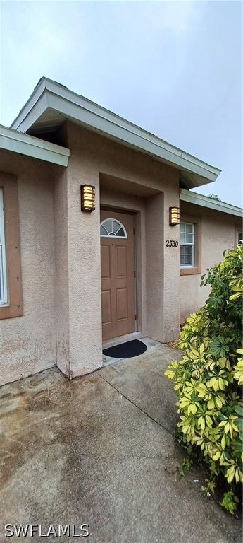 2330 Della DR, Naples, FL 34117