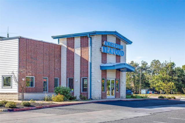 8 Robin Court, Angleton, TX 77515