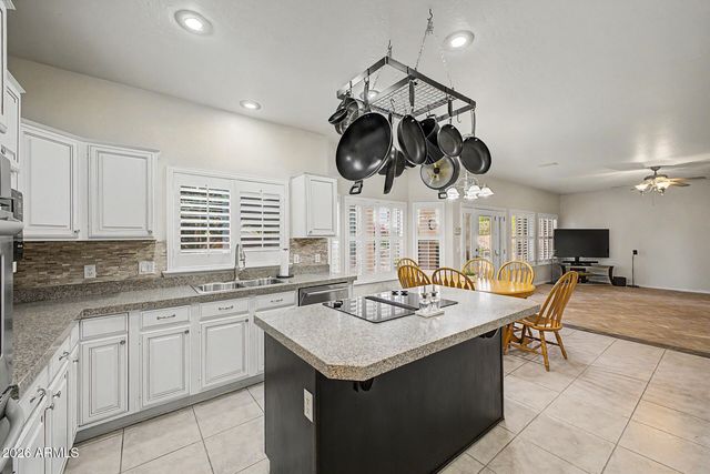 1124 N ROBIN Lane, Mesa, AZ 85213