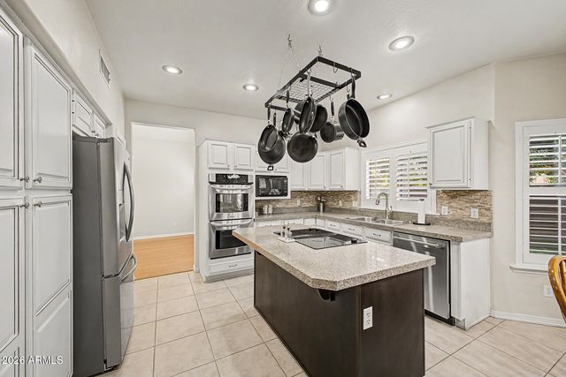 1124 N ROBIN Lane, Mesa, AZ 85213