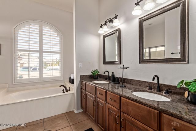 1738 W Lost Moon Court, Tucson, AZ 85737