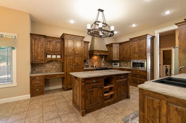 1277 Hayden Court E, Springfield, MO 65804