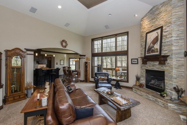 W328S8845 Oak Tree DRIVE, Mukwonago, WI 53149