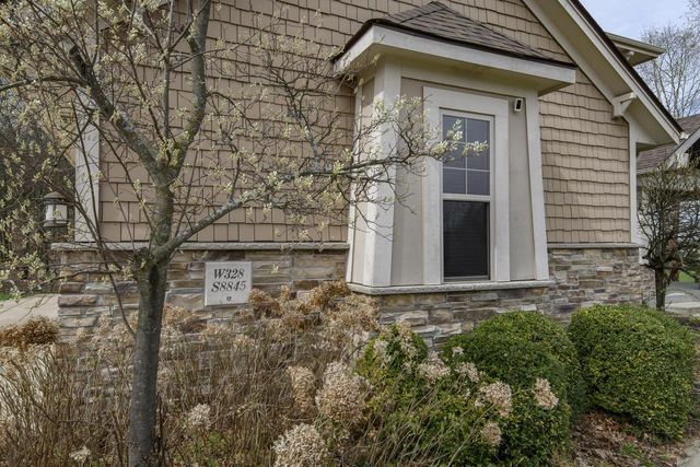 W328S8845 Oak Tree DRIVE, Mukwonago, WI 53149