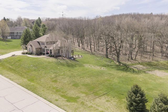 W328S8845 Oak Tree DRIVE, Mukwonago, WI 53149