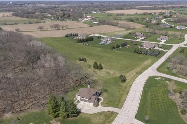 W328S8845 Oak Tree DRIVE, Mukwonago, WI 53149