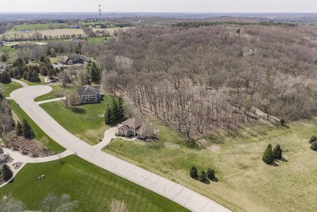 W328S8845 Oak Tree DRIVE, Mukwonago, WI 53149