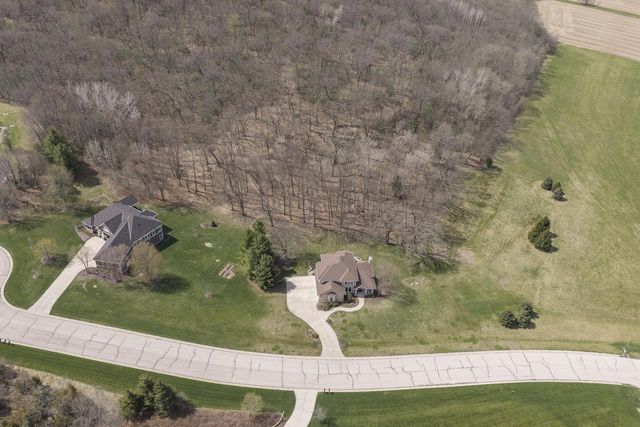 W328S8845 Oak Tree DRIVE, Mukwonago, WI 53149