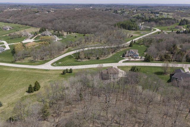 W328S8845 Oak Tree DRIVE, Mukwonago, WI 53149