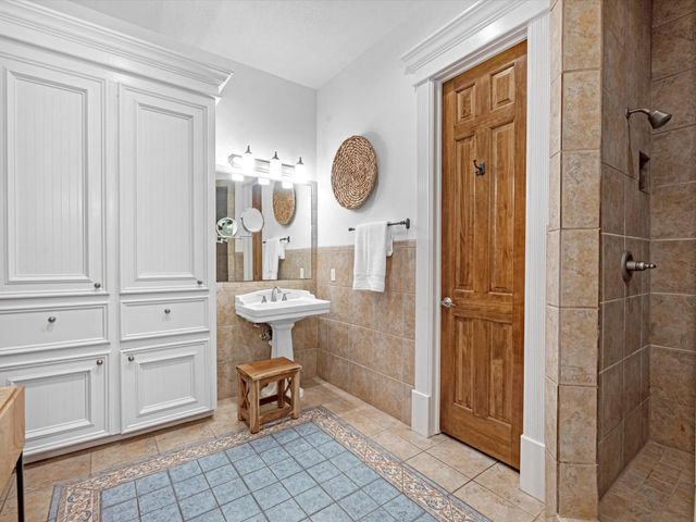 6114 Truro Street, Houston, TX 77007