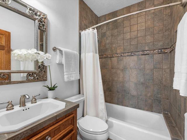 6114 Truro Street, Houston, TX 77007