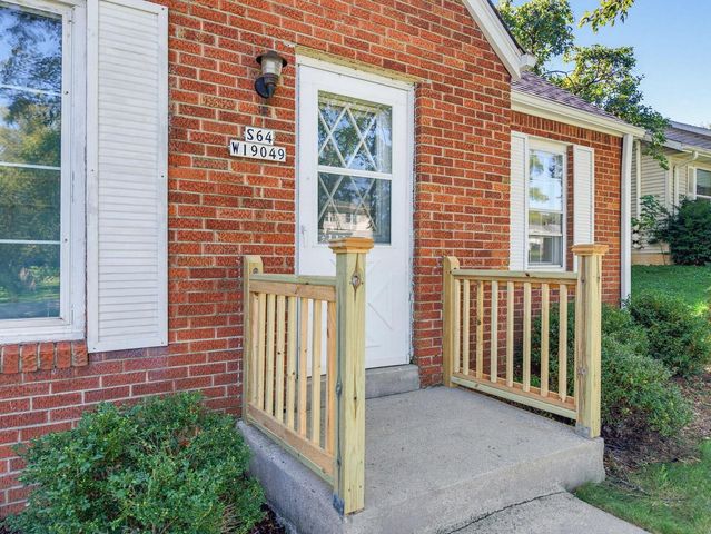 S64W19049 School DRIVE, Muskego, WI 53150