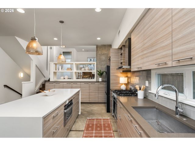 1661 Se TENINO St, Portland, OR 97202