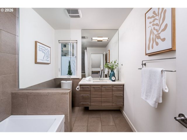 1661 Se TENINO St, Portland, OR 97202