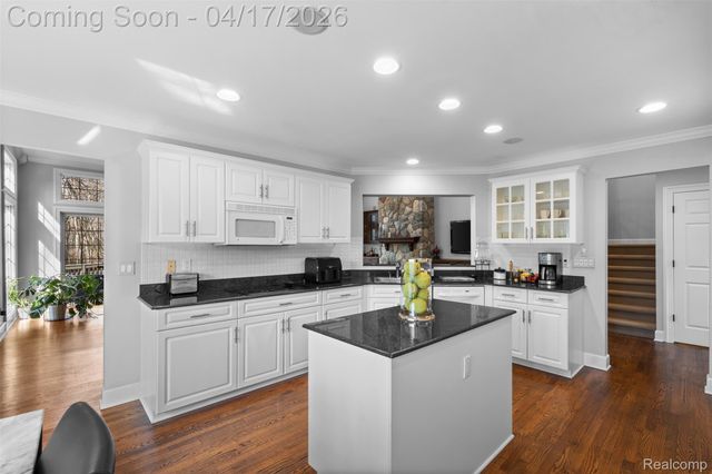 5146 Lagoons Circle 22, West Bloomfield Charter Township, MI 48323