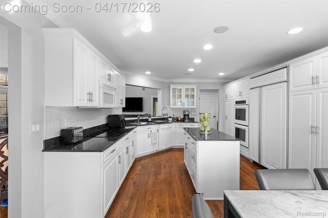5146 Lagoons Circle 22, West Bloomfield Charter Township, MI 48323
