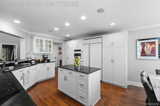 5146 Lagoons Circle 22, West Bloomfield Charter Township, MI 48323