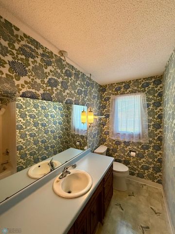 1614 S 27th Avenue S, Moorhead, MN 56560