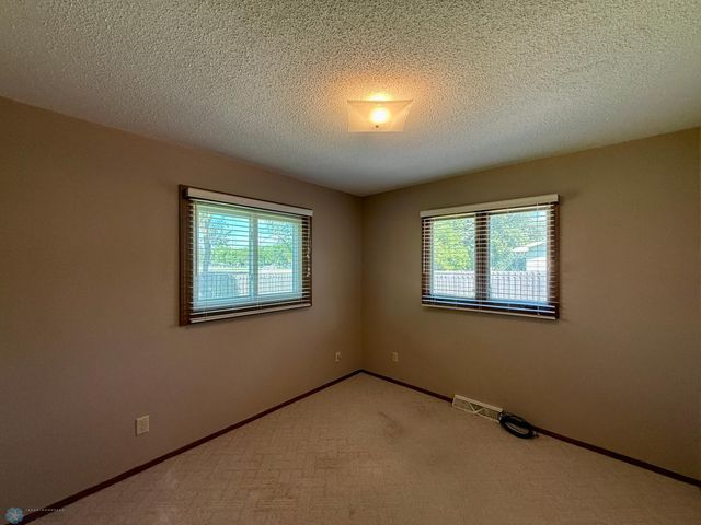 1614 S 27th Avenue S, Moorhead, MN 56560