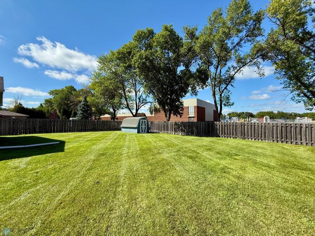 1614 S 27th Avenue S, Moorhead, MN 56560
