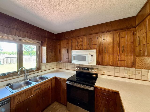 1614 S 27th Avenue S, Moorhead, MN 56560