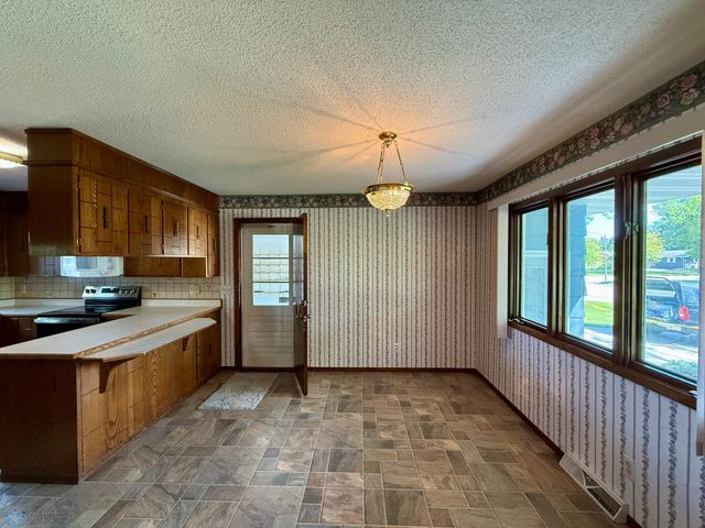 1614 S 27th Avenue S, Moorhead, MN 56560