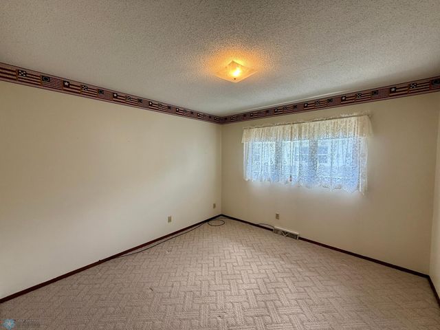 1614 S 27th Avenue S, Moorhead, MN 56560