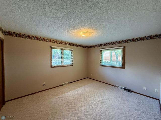 1614 S 27th Avenue S, Moorhead, MN 56560