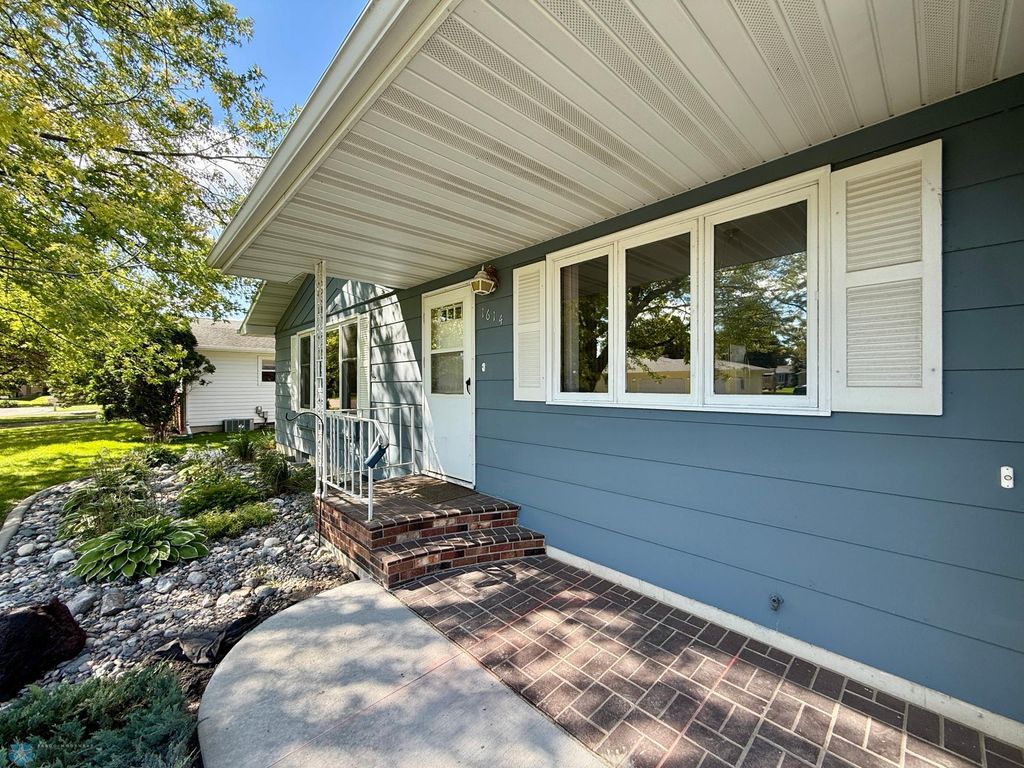 1614 S 27th Avenue S, Moorhead, MN 56560