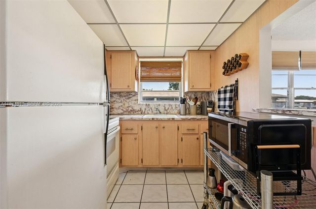 126 Canterbury E 126, West Palm Beach, FL 33417