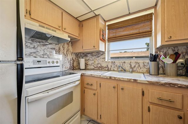 126 Canterbury E 126, West Palm Beach, FL 33417