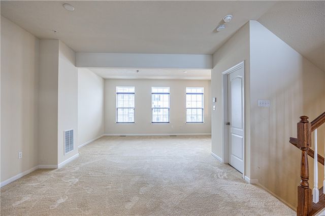 10 Roosevelt Dr, Kennedy Twp, PA 15136