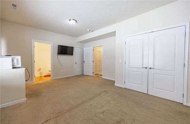 10 Roosevelt Dr, Kennedy Twp, PA 15136