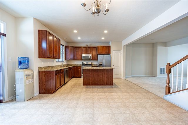 10 Roosevelt Dr, Kennedy Twp, PA 15136