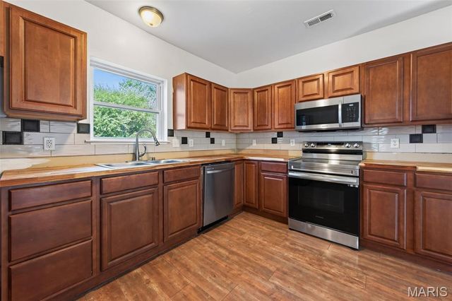 129 E Pacific Street, Pacific, MO 63069