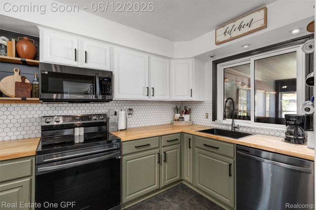 21701 Chalon Street, St. Clair Shores, MI 48080