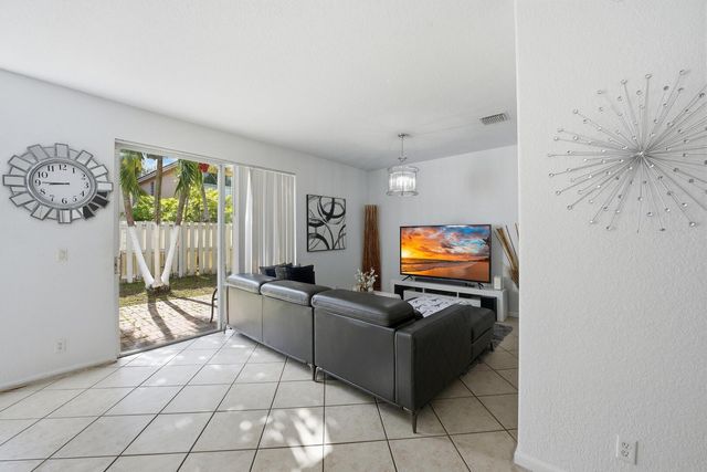 4162 Winnipeg Way, West Palm Beach, FL 33409