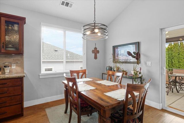 1025 McPhearson Lane, Medford, OR 97504