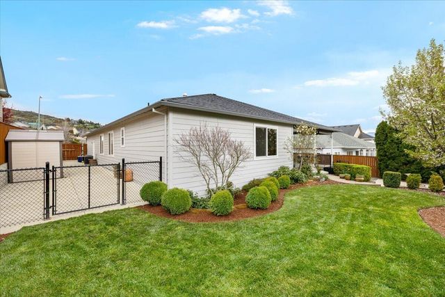 1025 McPhearson Lane, Medford, OR 97504