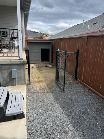 1025 McPhearson Lane, Medford, OR 97504