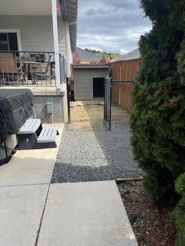 1025 McPhearson Lane, Medford, OR 97504