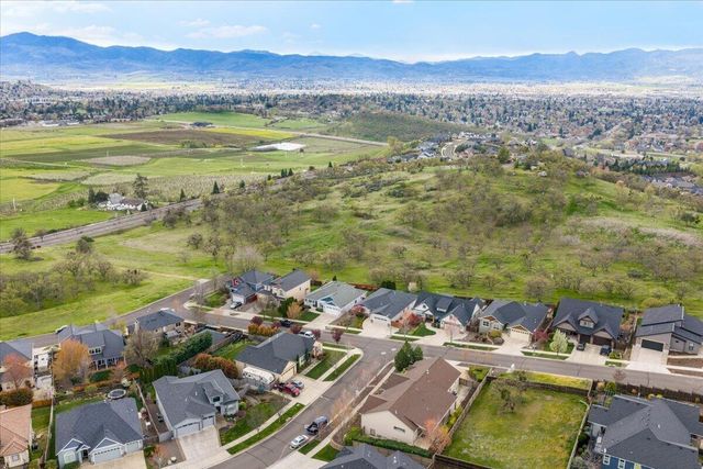 1025 McPhearson Lane, Medford, OR 97504