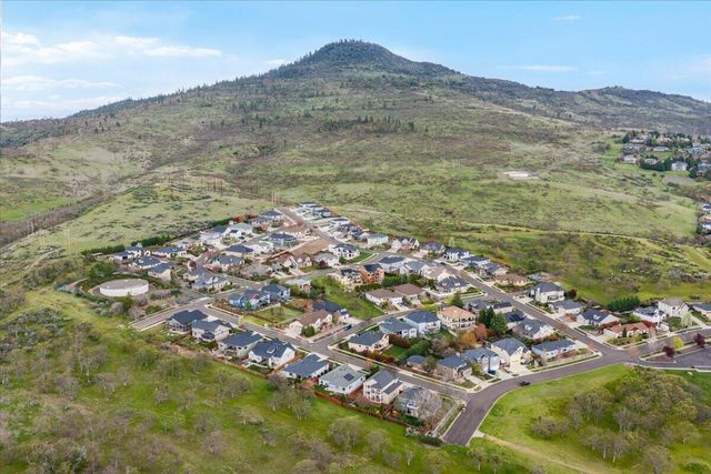 1025 McPhearson Lane, Medford, OR 97504