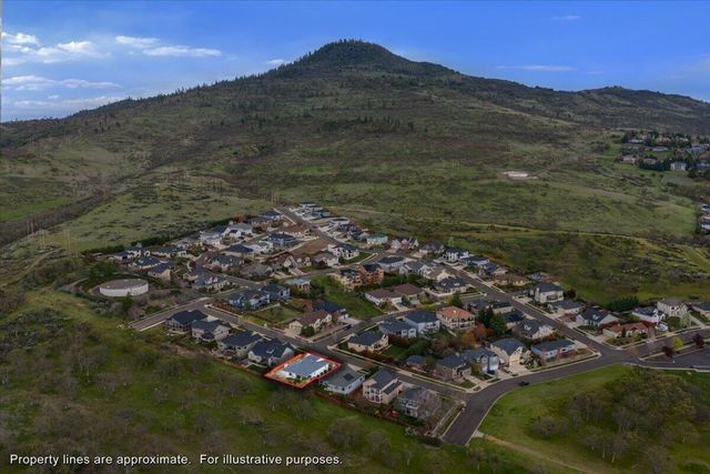 1025 McPhearson Lane, Medford, OR 97504